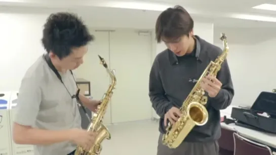 (DVD Summer Calling - Making) Yonghwa (CNBLUE) with Saxophone