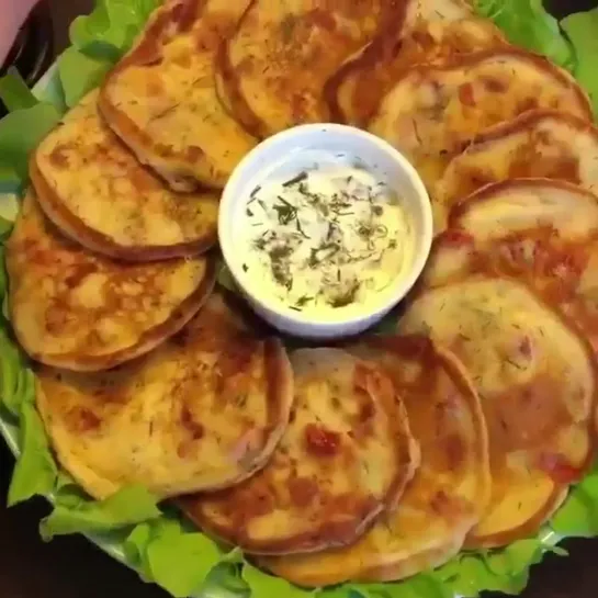 Оладушки с колбасой и помидорами 😋