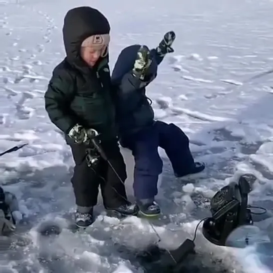 0012 А у папы, скорее всего шок! Видели, как ломанулся к лунке? И почти успел же...