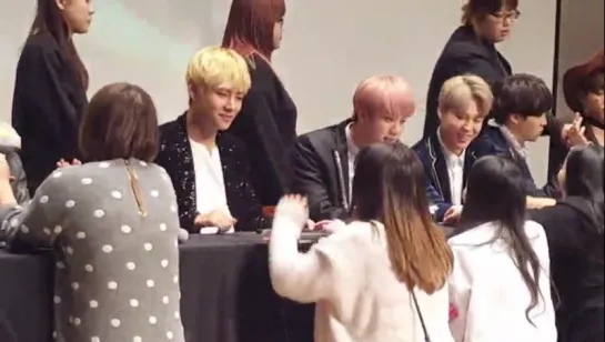 [161106 Gimpo Fansign] Taehyung finding it amusing by his cheeky hi5