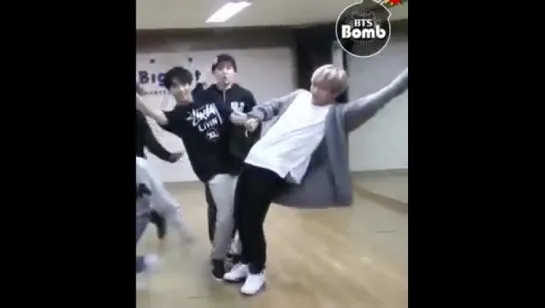 BTS_V_and_Jungkook_dancing_EXO_39_s_Wolf_ZbsH4BWQ8Tc