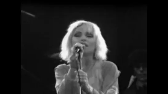 Blondie – One Way Or Another (Official Video Convention Hall 07.07.1979)