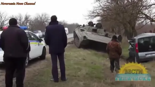 Пьяные военные! Украинский БМП пригвоздил машину к дереву