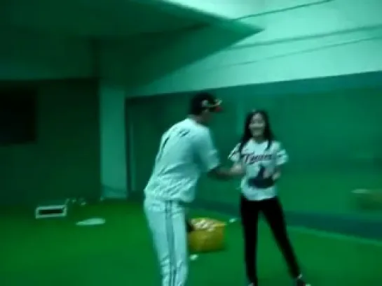 [Clip] 110913 T-ara Hyomin - Throw Ball Practice with Pitcher LG Im Changyu