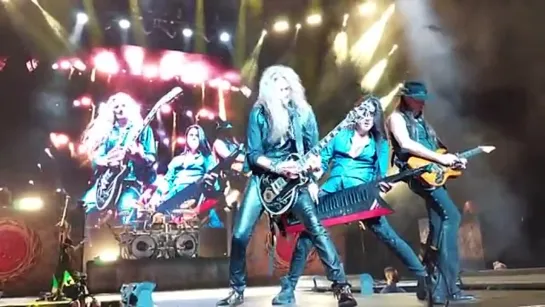 Joel Hoekstra, Reb Beach, Dino Jelusick (Whitesnake) - guitar_keytar duel (Dubli