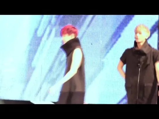 [FANCAM] 130601 Baekhyun shows his back to B;fan