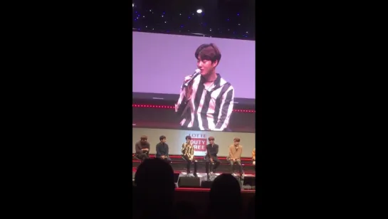 [FANCAM] 170422 #EXO #Baekhyun @ Lotte Duty Free  Star Avenue