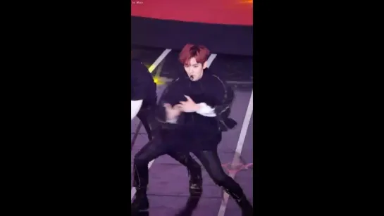 [FANCAM] 161116 EXO Baekhyun - Monster @ Asia Artist Awards