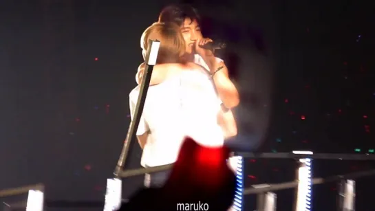 [FANCAM]150706 Changmin (TVXQ) & Baekhyun (EXO) hug @ SMTown in Tokyo