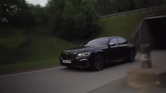 В радиоактивный пепел Бой Мерседеса S-класса с Audi A8 и BMW M760Li на полигоне