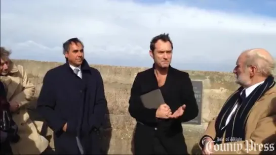 Jude Law unveils a memorial to the late film director Anthony Minghella on the Isle of Wight