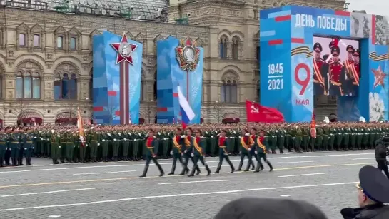 Знамя Победы и флаг Российской Федерации на Красной площади