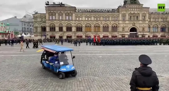 Так ветеранов подвозят к трибунам.