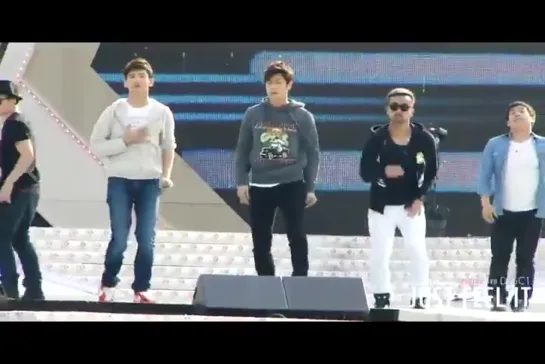 110414 TVXQ - Before U Go rehearsal. Seeing them doing this dance break in casual outfit is