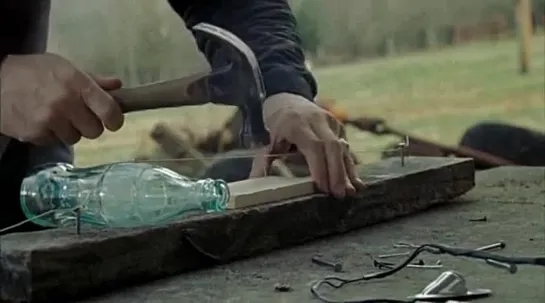 jack white makes a diddley bow (one string guitar)