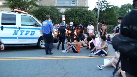 Акция в поддержку полиции в Бруклине. Сторонники NYPD против сторонников BLM.