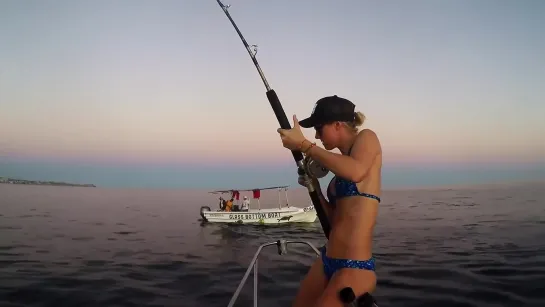 Красота и Рыбалка - 9. Girls DOUBLED UP on Marlin, almost pulls GIRL overboard in Cabo Mexico