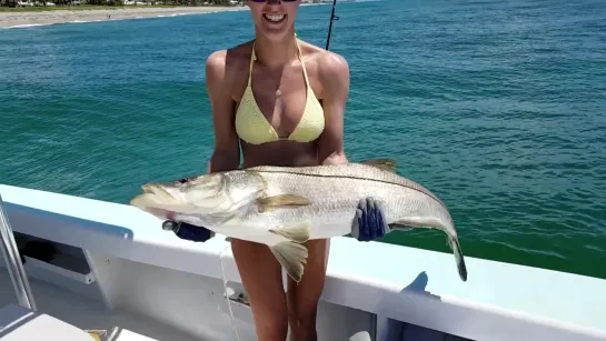 Красота и Рыбалка - 1. Catching HUGE Snook in Jupiter Florida in a Bikini