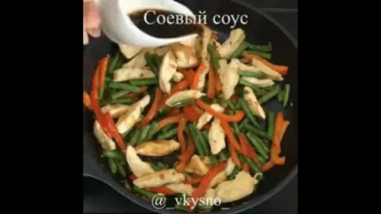 Салат с куриным филе и стручковой фасолью.