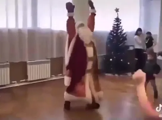 Энергичный Дед Мороз🎅👍👏