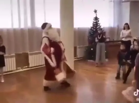 Энергичный Дед Мороз🎅👍👏