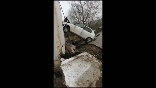 Мост рухнул в деревне Кутьино около Подольска. Вместе с ним упал и автомобиль.