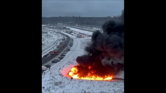 Огонь охватил около десятка машин на парковке в Новой Москве у метро Рассказовка