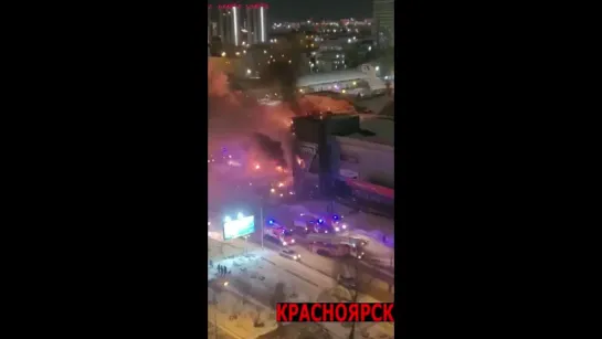 В Красноярске ранним утром загорелся ТЦ «Взлетка Plaza».