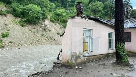 Бурная от дождя река смыла жилой дом в Сочи