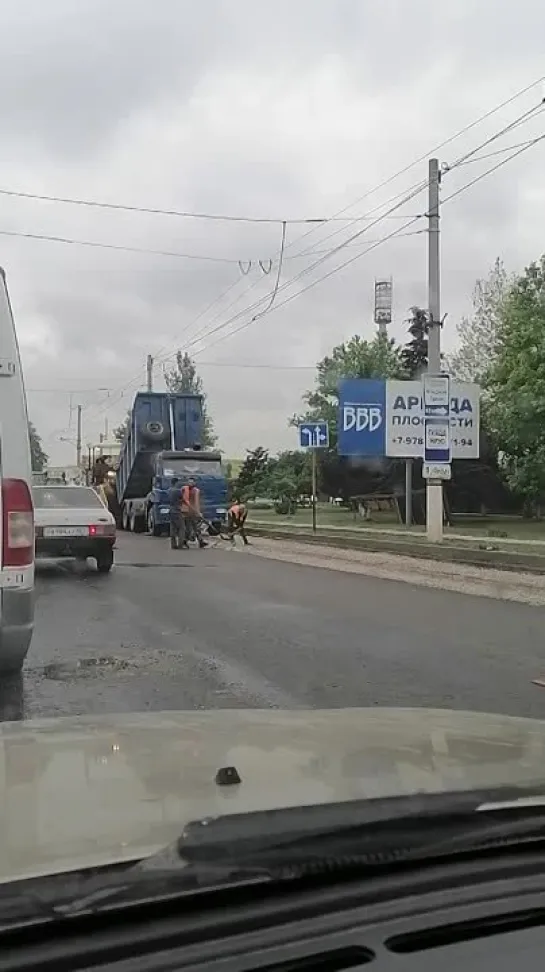 Керчь. прежде чем ложить асфальт они отсасывают воду))