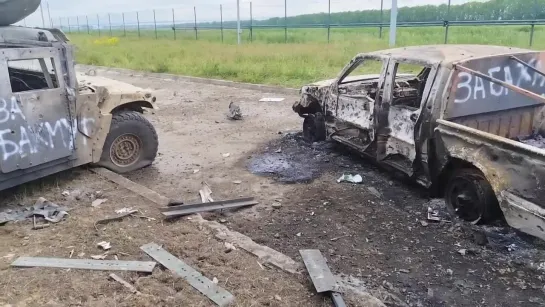 последствия боёв в Белгородской области опрокинутая бронетехника диверсантов, остатки оружия и поврежденные здания