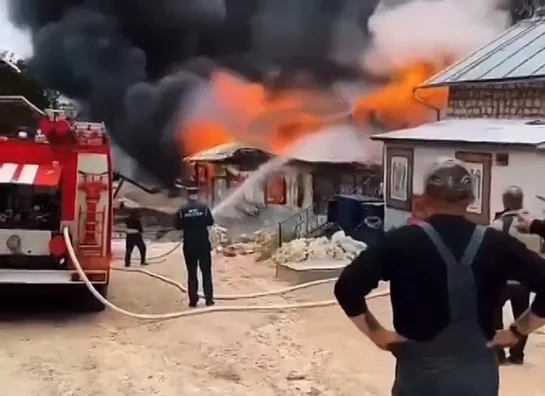 🔥В Бахчисарае на теppитории монастыря у бисерного храма произошел пожар. Нa месте работают пожарные подpaзделения.