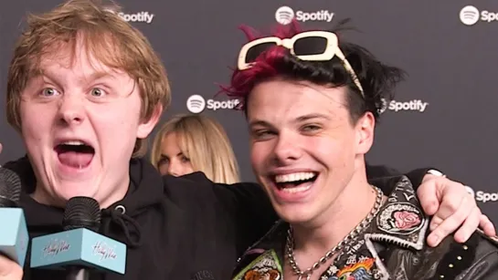 Lewis Capaldi Kisses Yungblud In Our Interview ¦ Hollywire [RUS SUB]