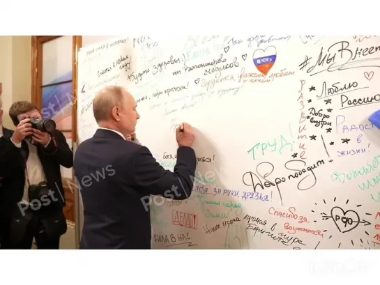 Путин приехал в свой избирательный штаб и пообщался с волонтерами.