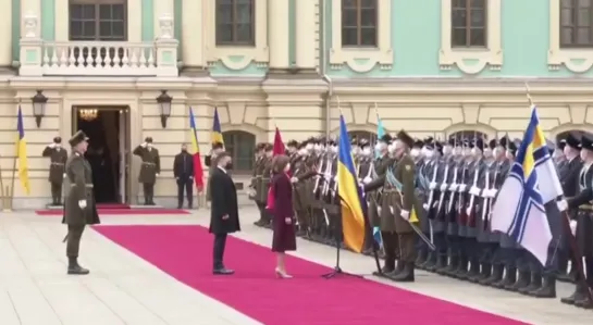 Майя Санду поприветствовала почетный караул в Киеве бандеровской речевкой.