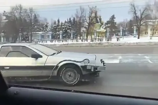 В городе встретили настоящий ДеЛориан из фильма Назад в Будущее 😎