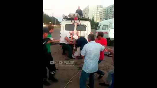 В Новом городе на перекрёстке в колодец глубиной около трех метров провалился человек.