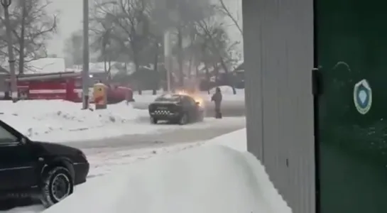 На верхней террасе, очередное возгорание автомобиля...