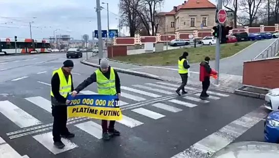 В Чехии Украинские активисты попытались перекрыть дорогу