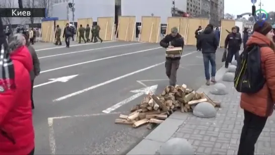 На Майдан начали свозить дрова