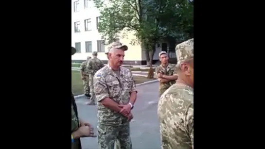 Появилось видео, как солдаты задерживали пьяных командиров своей бригады