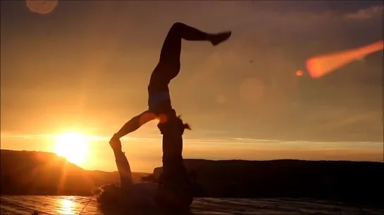 Acroyoga in Crimea: Darya Kalinikina & Vika Severina