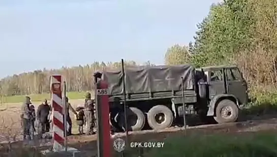 Белорусские пограничники показали, как польские военные подвозят и выпихивают беженцев в Белоруссию