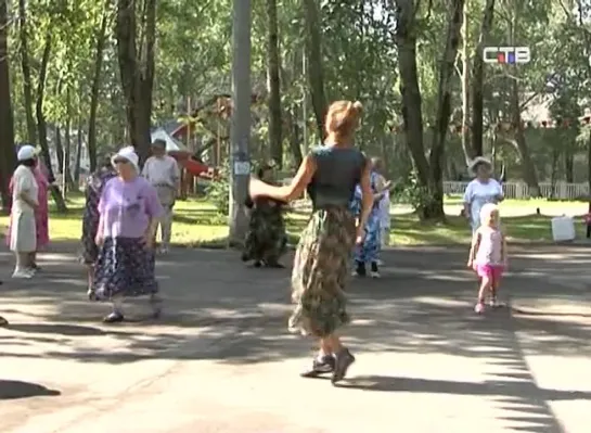 Танцы пенсионеров в парке культуры