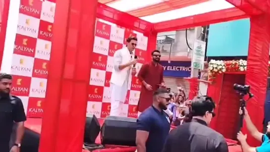 Ритик  на открытии выставочного  зала Kalyan Jewellers в Jammu