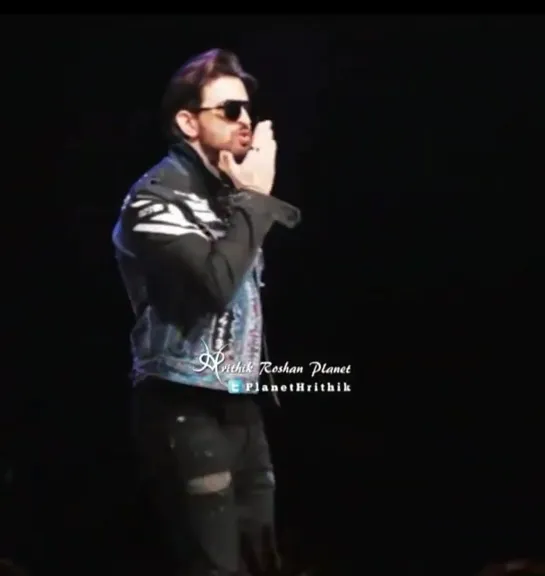 Поцелуй всем в Роттердаме- This Flying Kiss Is So Special - - Hrithik Roshan at Rotterdam, Ahoy - HrithikRoshan - Link - (1)