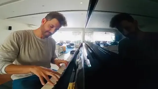 Hrithik learns to play the piano. Ритик учится  играть  на  пианино ,  на карантине.