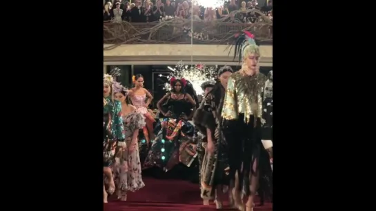 Финал показа «Dolce&Gabbana» Alta Moda в Нью-Йорке, Метрополитен-опера. (@stefanogabbana)