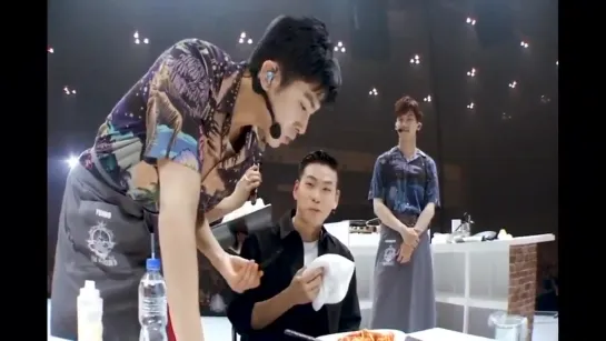 Chef Yunho judging Changmin dish and feel jealous - - How the dancer couldn’t stop eating I want to try too - 동방신기 東方神起 TVXQ