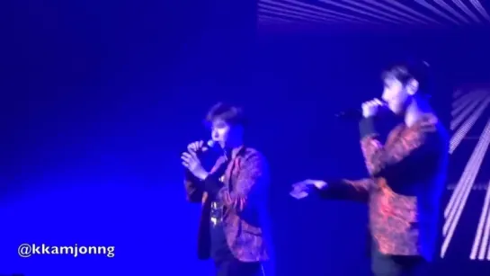 [FANCAM] 130705 TVXQ @ Catch Me LA (Yunho slips on stage and Changmin high-fives